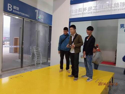乐鱼(中国)参展2014绵阳科博会-观众对全向移动平台表现了浓厚的兴趣.jpg