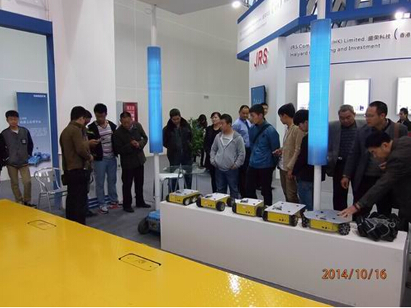 乐鱼(中国)参展2014绵阳科博会-技术人员向观众演示机器人.jpg